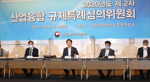 성윤모 산업통상자원부 장관이 25일 오전 서울 중구 대한상공회의소에서 열린 산업융합 규제특례심의위원회에서 인사말을 하고 있다. 희의장에는 투명 플라스틱 가림막이 설치돼있다.<연합 제공>